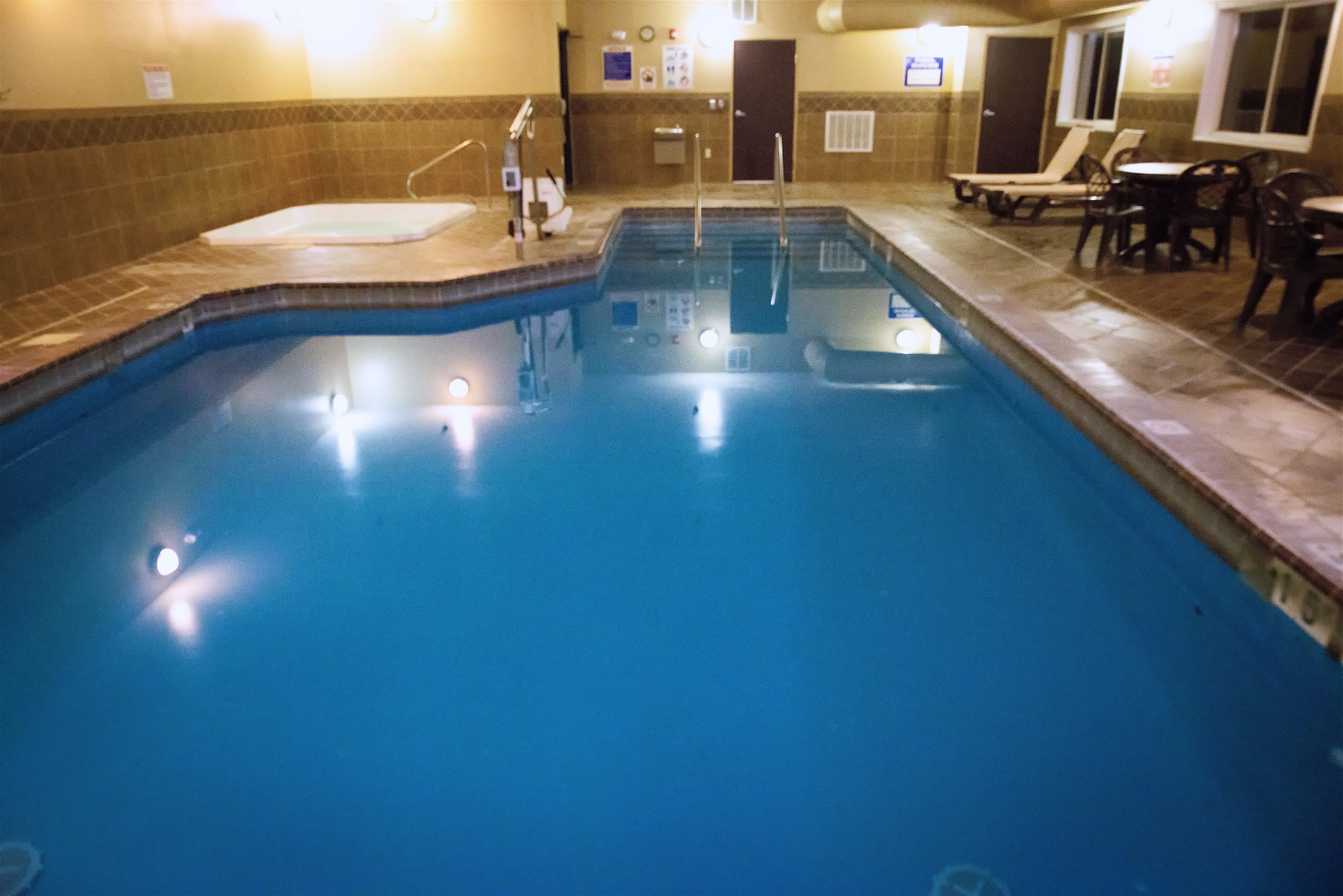Holiday Inn Express Devils Lake By Ihg Екстер'єр фото