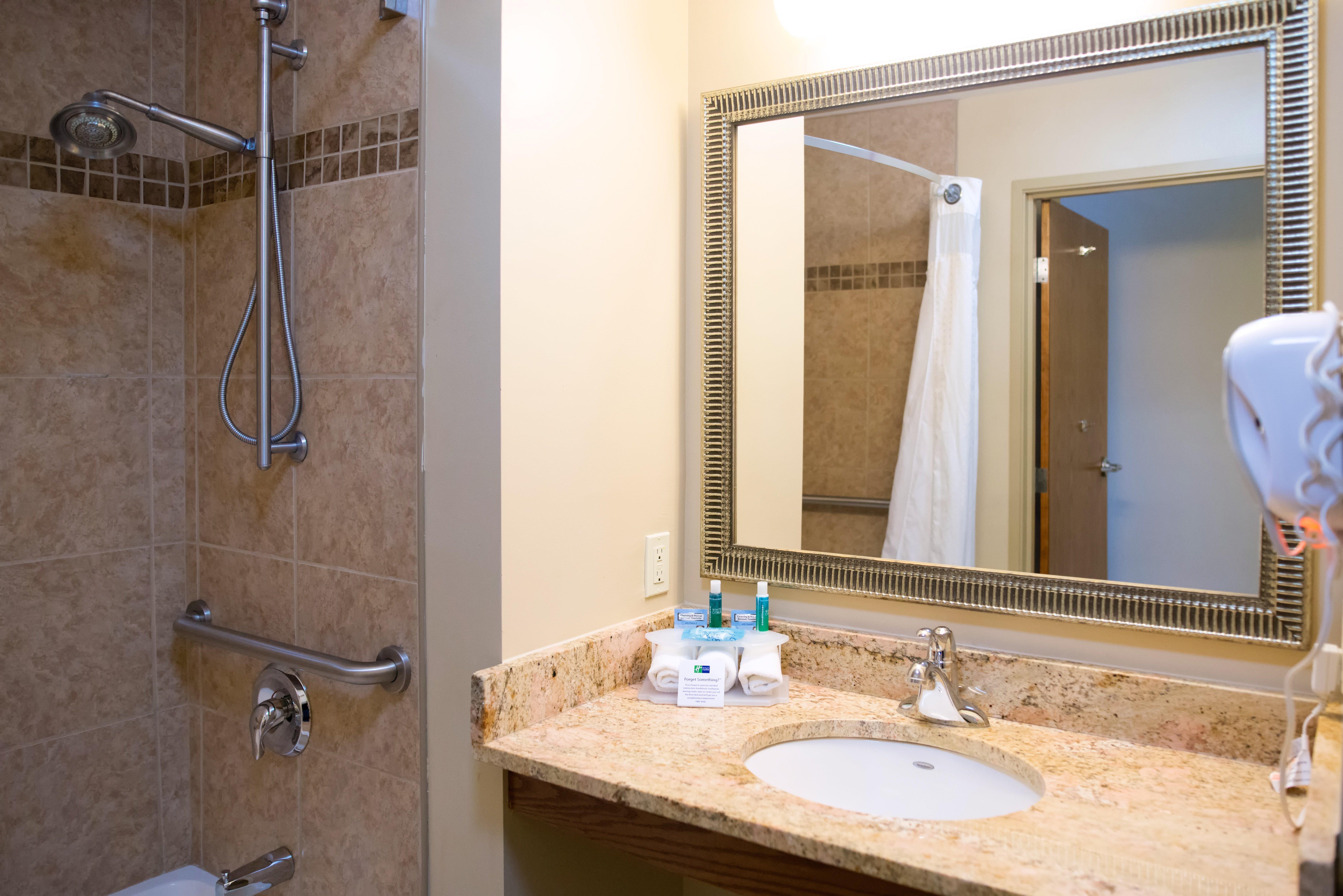 Holiday Inn Express Devils Lake By Ihg Екстер'єр фото