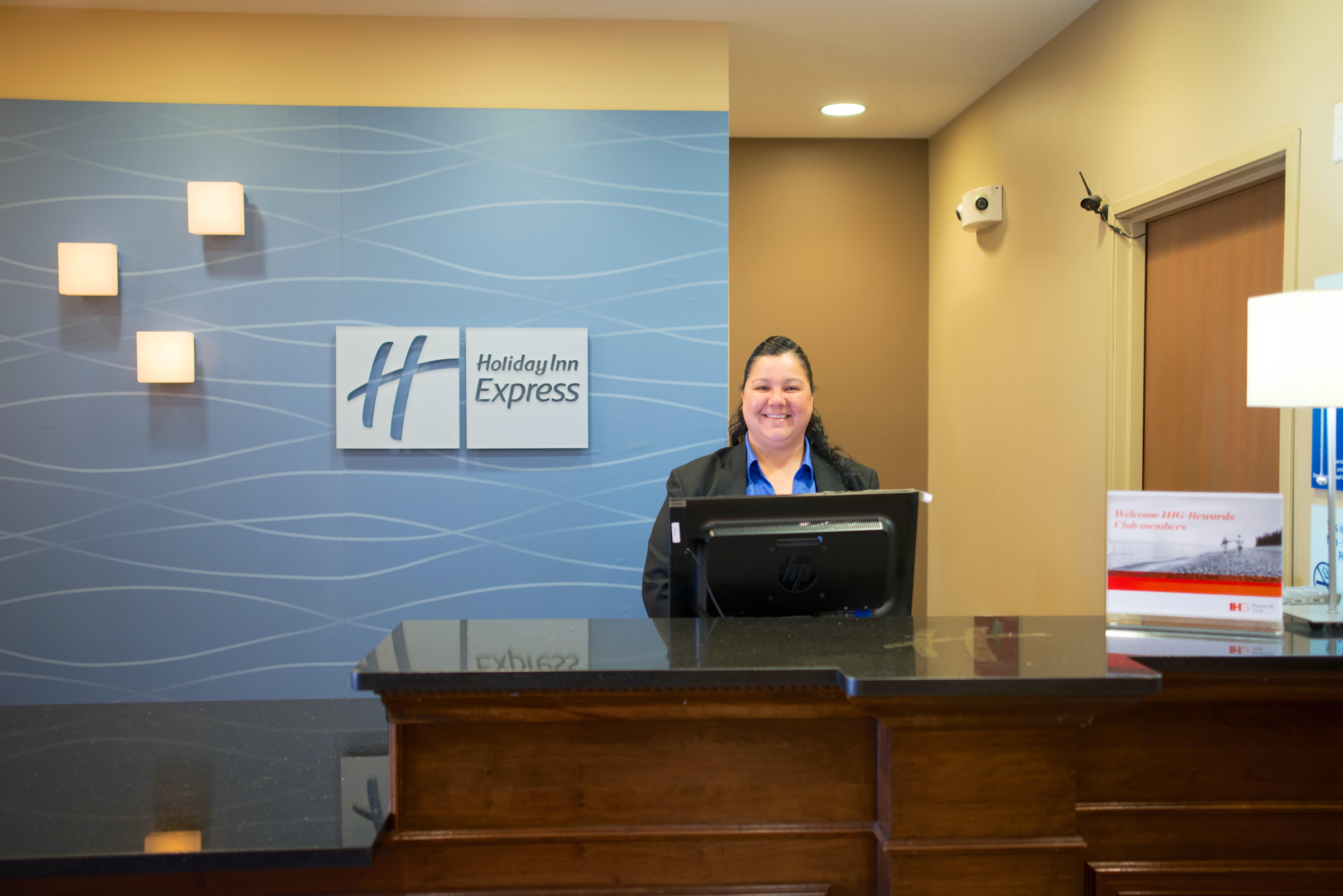 Holiday Inn Express Devils Lake By Ihg Екстер'єр фото
