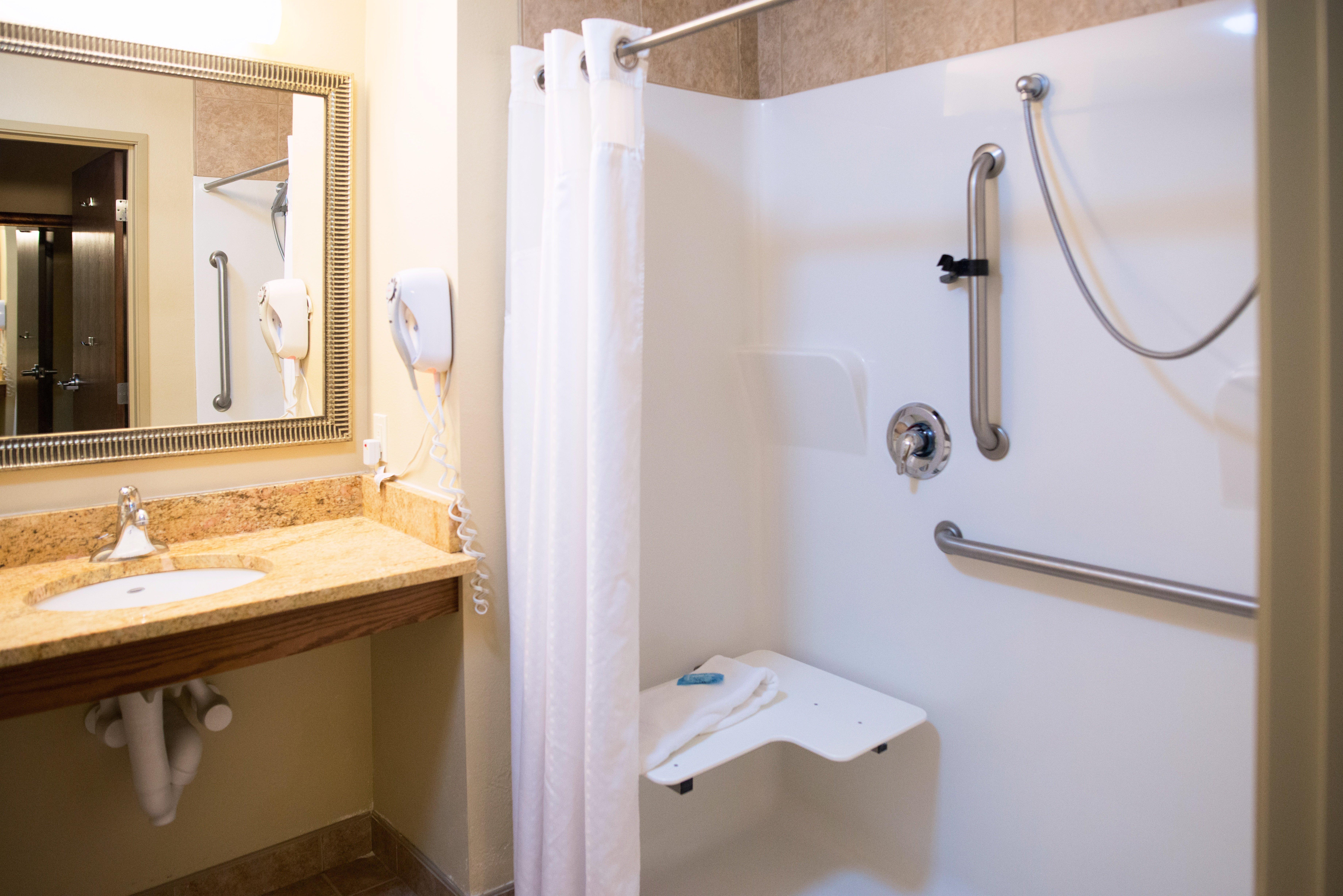 Holiday Inn Express Devils Lake By Ihg Екстер'єр фото