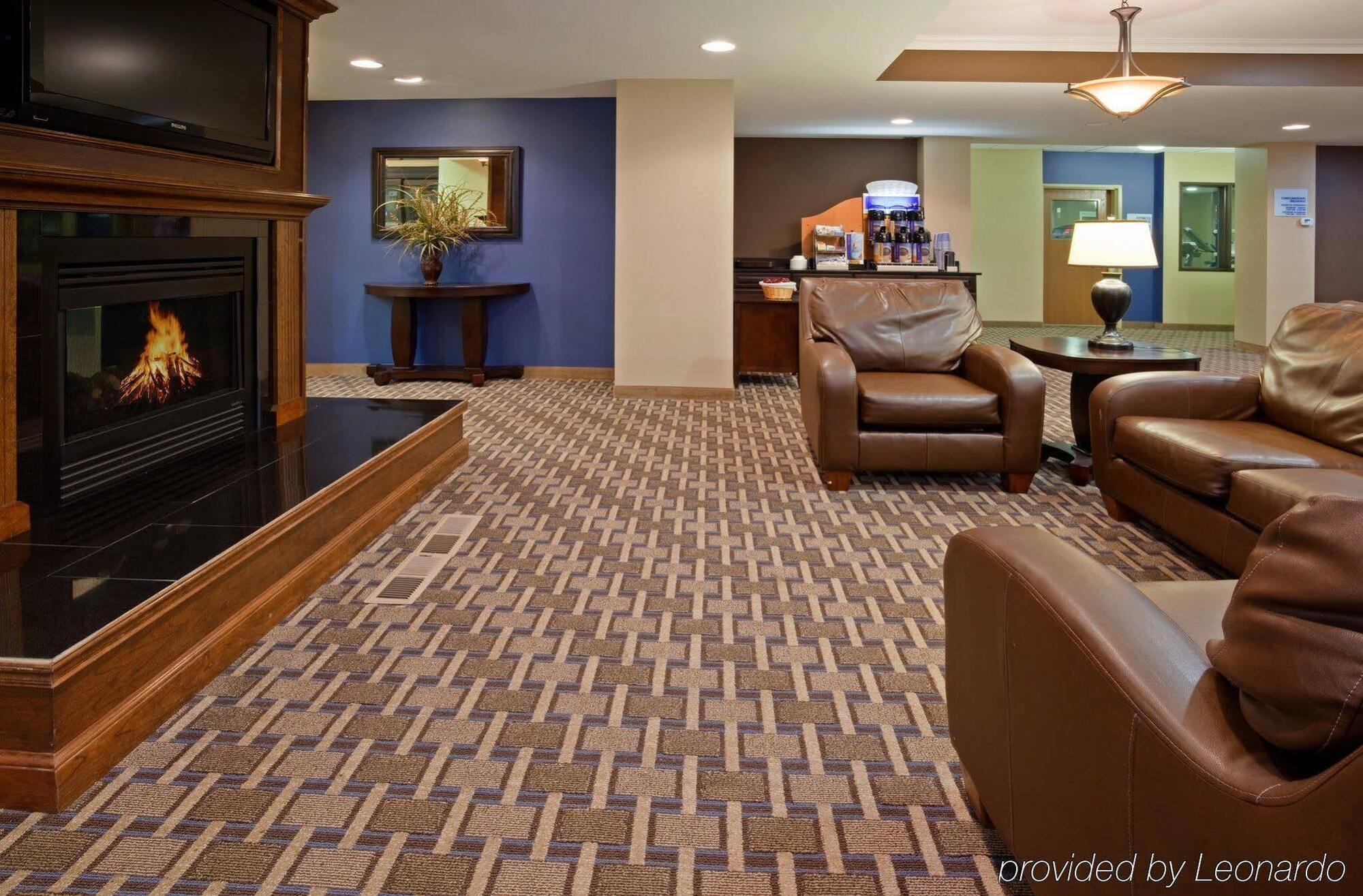 Holiday Inn Express Devils Lake By Ihg Екстер'єр фото