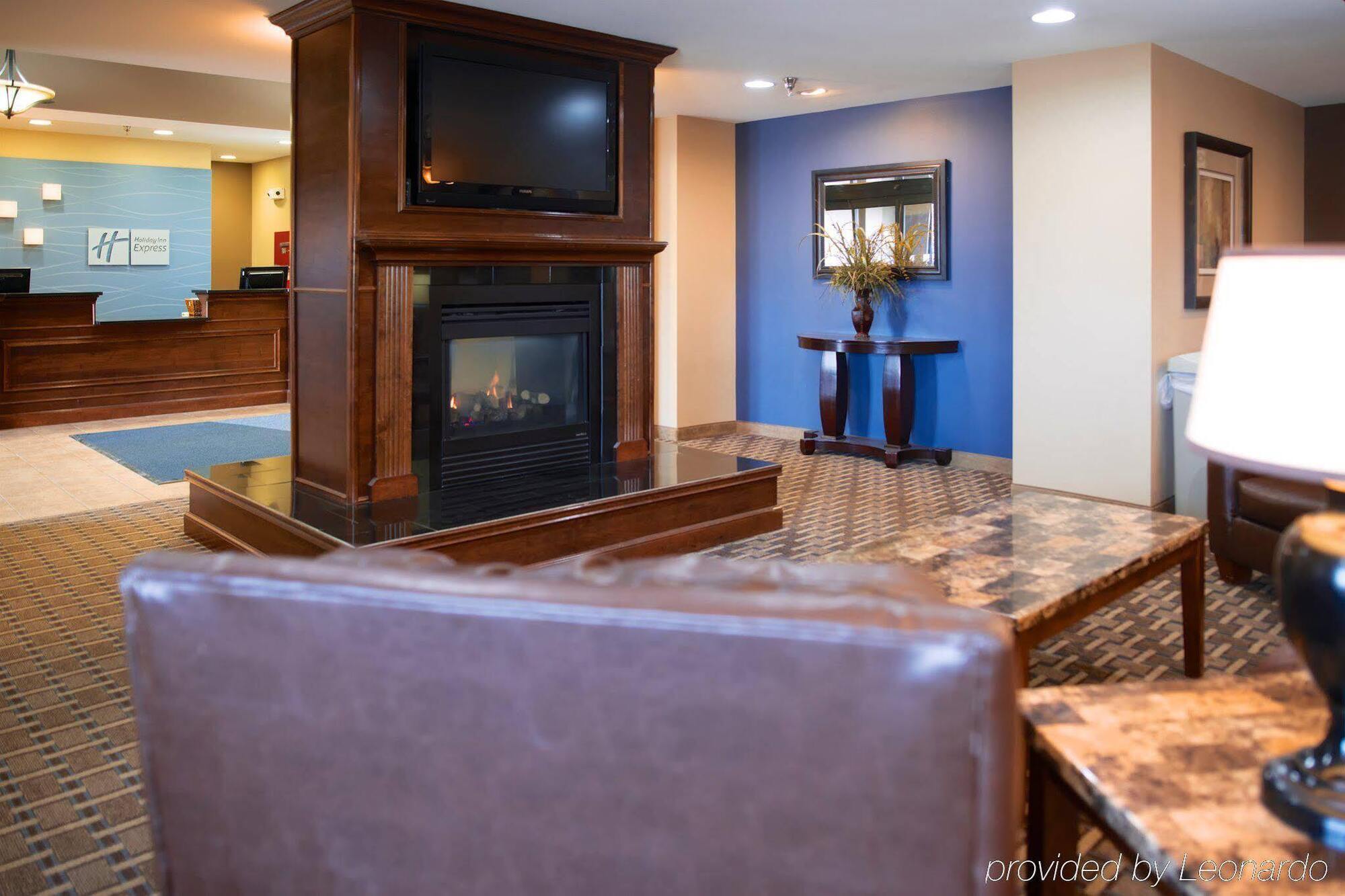 Holiday Inn Express Devils Lake By Ihg Екстер'єр фото